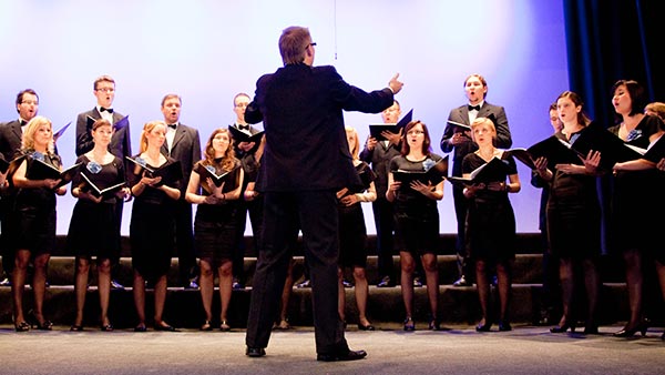 Chorleiter mit Chor
