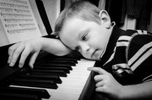 Kind Klavier Grundschule